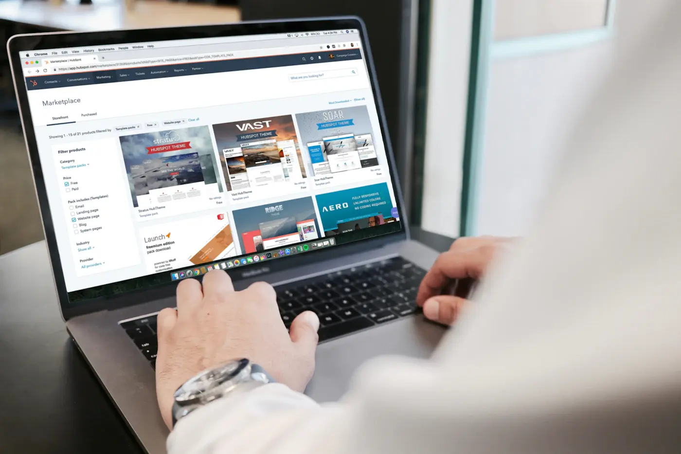 Person arbeitet an einem Laptop an einer digitalen Marketingaufgabe