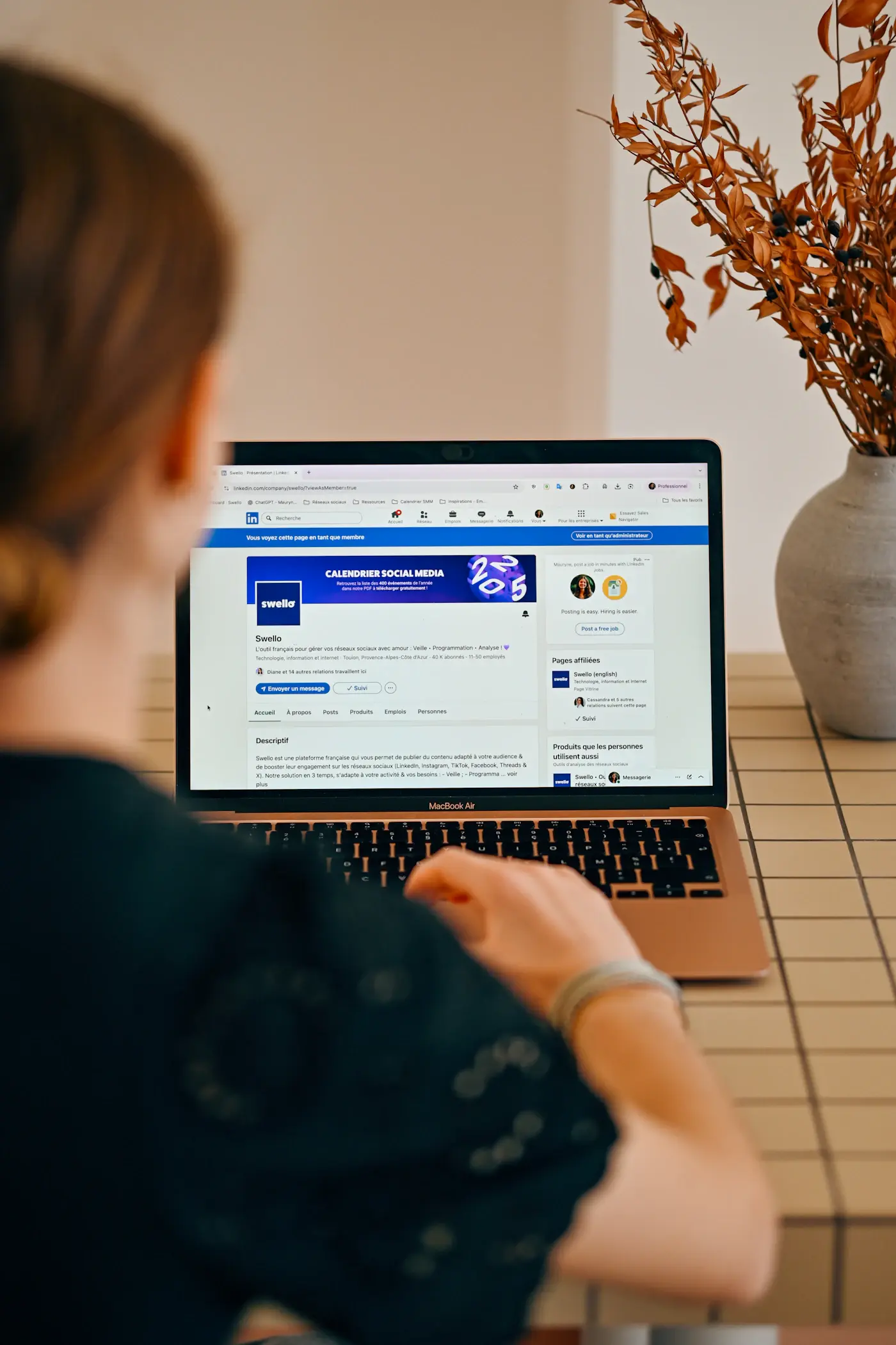 Digitale Marketingwerkzeuge auf einem Laptop im praktischen Einsatz