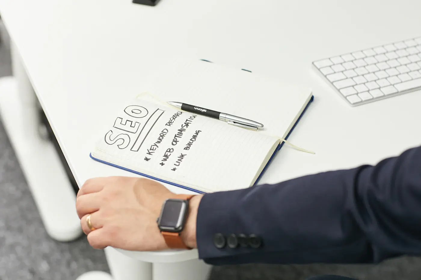 Handschriftliche Content- und SEO-Planung in einem Notizbuch
