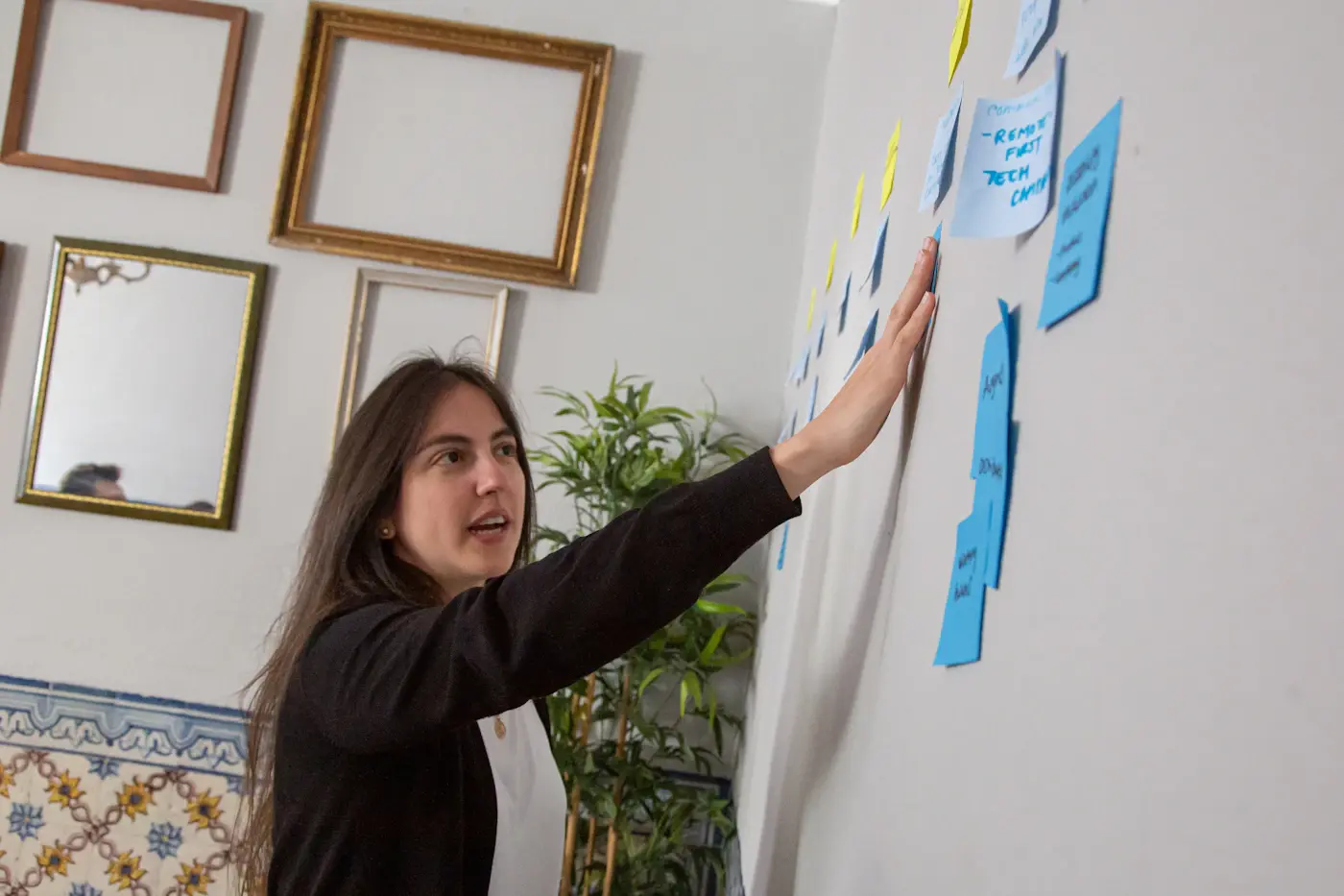 Workshop-Situation mit einer Website-Planung an einer Wand